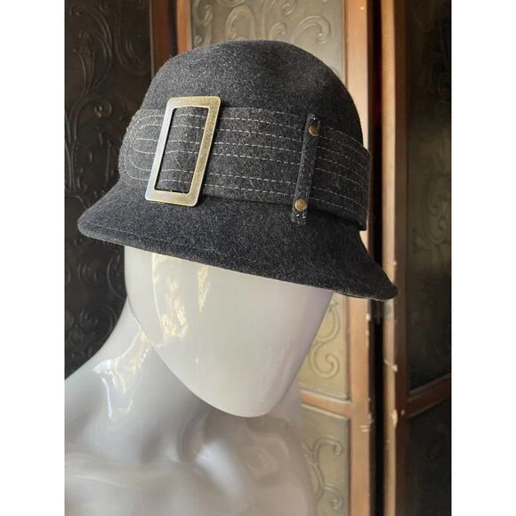 Scalla Collezione 100% Wool Black Cloche Hat with Buckle - Picture 1 of 4